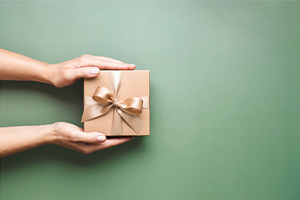 WETALENT Blog afbeelding Cadeaus geven op het werk: do’s en don’ts