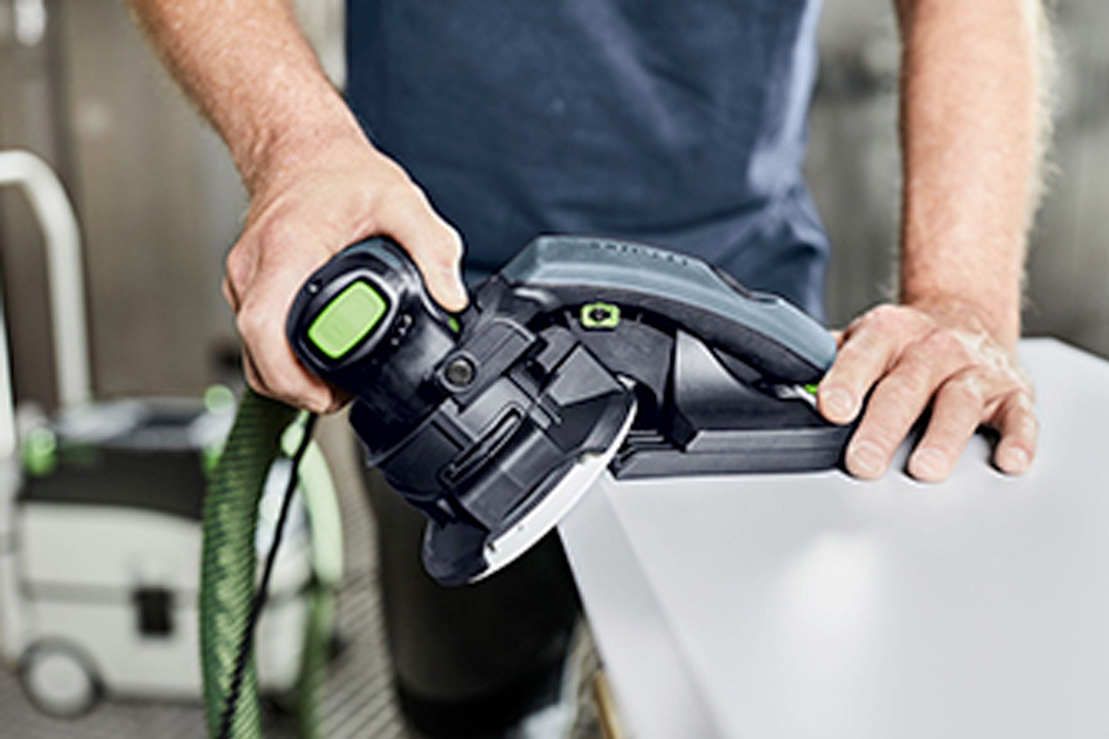 В мастерской работает шлифовальная машина можно. Festool ETS 125. Festool шлифовальная машинка. Машинка для обработки кромок Festool es-ETS 125. Festool шлифовальная машинка эксцентриковая.